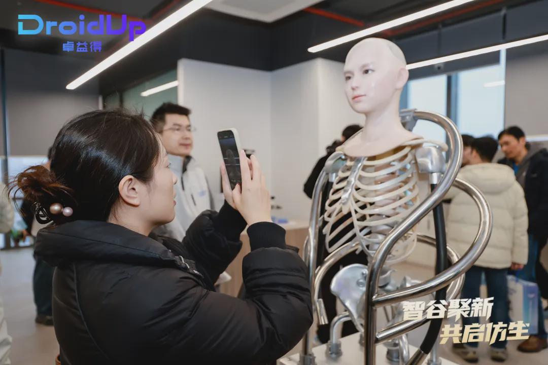 刚刚，上海发布会惊现“硅基少女”, 全球首款完全仿生具身智能机器人亮相(图8)